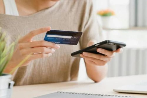 Bỗng dưng có hơn 300 triệu đồng chuyển vào tài khoản, cô gái nổi lòng tham và nhận cái kết đắng