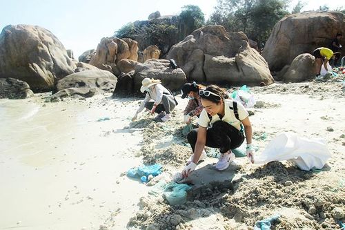 Hơn 100 tình nguyện viên nhặt rác bảo vệ môi trường