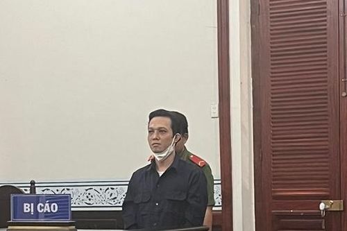Thấy bạn gái cũ có người mới, rút dao xông vào 'rửa hận'