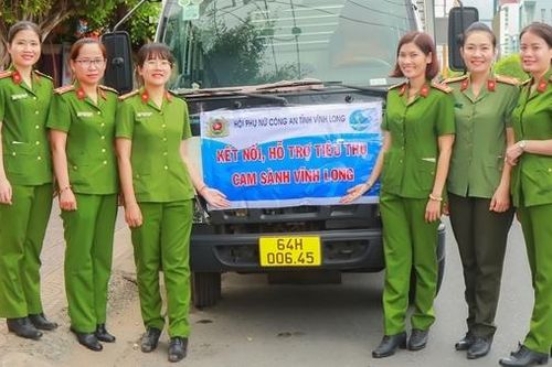 Phụ nữ Công an tỉnh Vĩnh Long kết nối hỗ trợ nông dân tiêu thụ 120 tấn cam sành
