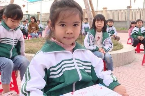 Học sinh lớp 1 nhặt được 10 triệu đồng ở cổng trường và tìm người đánh rơi trả lại