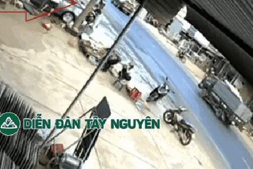 Khoảnh khắc ô tô mất lái, tông hàng loạt xe máy dừng bên đường