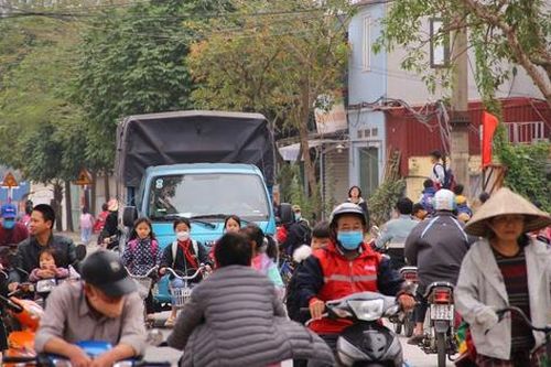 Nhiều ô tô bất chấp biển cấm, đe dọa an toàn của học sinh