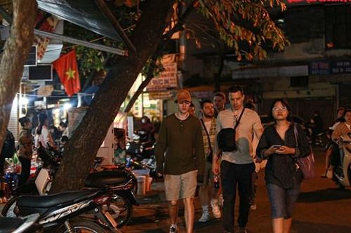 Vỉa hè Hà Nội: Khi người đi bộ bị 'ép' di chuyển dưới lòng đường