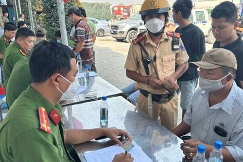 Kiểm tra, test nhanh ma túy đối với nhiều tài xế xe đầu kéo tại cảng Phú Hữu