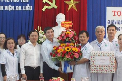 Lãnh đạo tỉnh Phú Yên thăm, tặng quà các đơn vị Y tế ngày 27/2