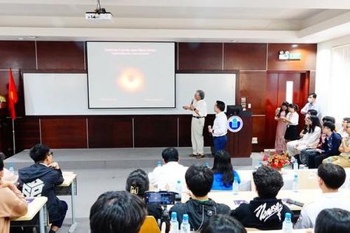 Sinh viên được nghe kiến thức về lỗ đen và Vũ trụ học từ giáo sư quốc tế đầu ngành