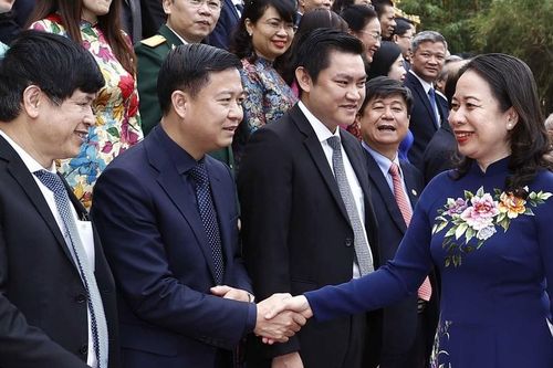 Quan tâm phát triển nguồn nhân lực và hoàn thiện các chính sách về y tế