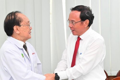 Bí thư Thành ủy TPHCM thăm, chúc mừng cán bộ lão thành ngành y tế