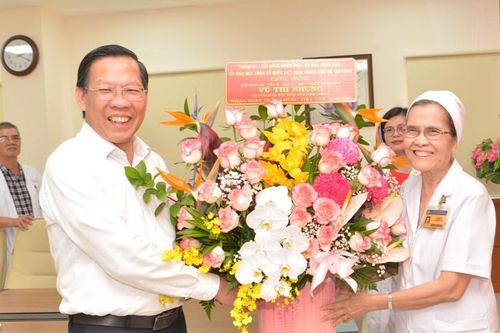 Chủ tịch UBND TPHCM Phan Văn Mãi thăm, chúc mừng thầy thuốc tiêu biểu