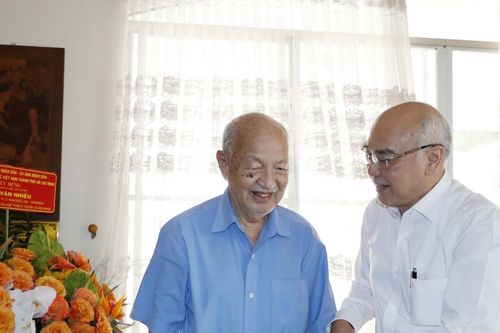 Trưởng Ban Tuyên giáo Thành ủy TPHCM Phan Nguyễn Như Khuê thăm các thầy thuốc tiêu biểu