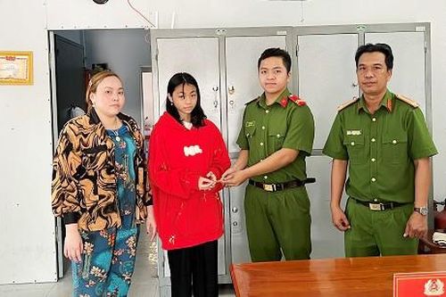Chiến sĩ công an trao trả lại chiếc lắc tay nhặt được của học sinh lớp 8