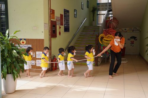 Rèn kỹ năng thoát hiểm cho trẻ mầm non khi có cháy