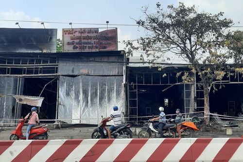An Giang xảy ra cháy lớn, thiêu rụi 3 căn nhà và nhiều xe môtô