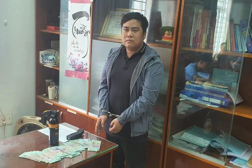 Vây bắt thanh niên xịt hơi cay vào mặt nữ chủ cửa hàng Viettel cướp tài sản
