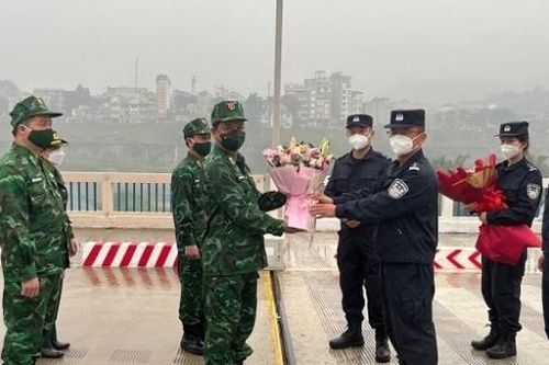 Trao đổi thông tin tuần tra trực tiếp trên cửa khẩu Việt Nam-Trung Quốc