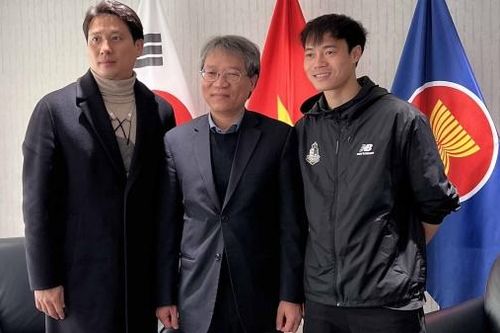 Đại sứ Nguyễn Vũ Tùng đề nghị lãnh đạo câu lạc bộ bóng đá Seoul E-Land và Cheonan tạo điều kiện cho cầu thủ Việt Nam
