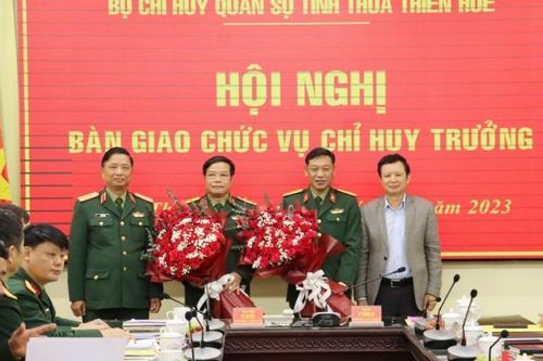 Bàn giao chức vụ Chỉ huy trưởng Bộ Chỉ huy Quân sự tỉnh Thừa Thiên Huế