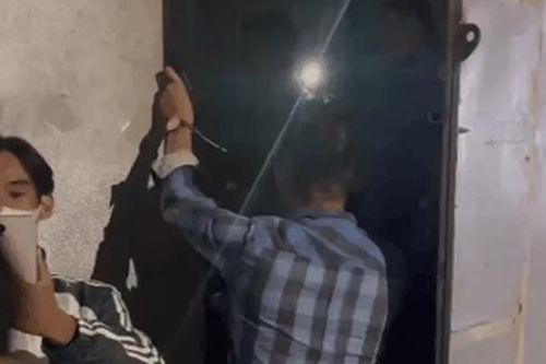 Bị kiểm tra xây dựng không phép, chủ nhà 'nhốt' luôn 2 cán bộ