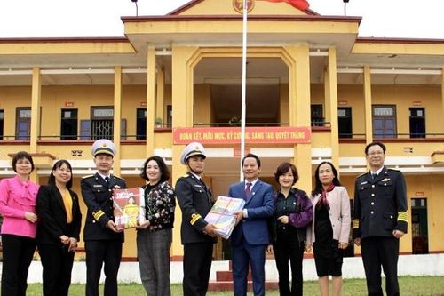 Hội Nhà báo thành phố Hải Phòng tặng Lữ đoàn 147 ấn phẩm báo Xuân Quý Mão 2023