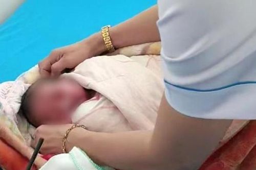 Kon Tum: Phát hiện bé trai sơ sinh nặng 3,4kg bị bỏ rơi trước nhà dân