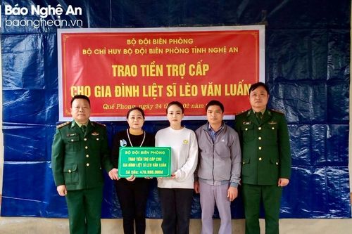 Bộ đội Biên phòng Nghệ An trao kinh phí trợ cấp cho gia đình liệt sĩ ở huyện Quế Phong