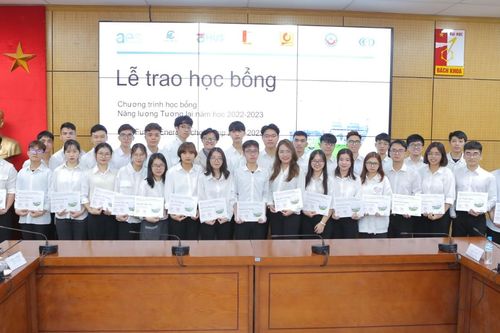 Trao học bổng Năng lượng Tương lai AES cho 30 sinh viên ngành điện