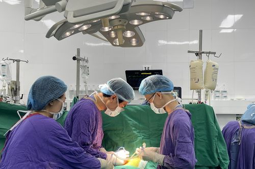 Việt Nam lần đầu tiên cấy ghép đa tạng tim-thận thành công