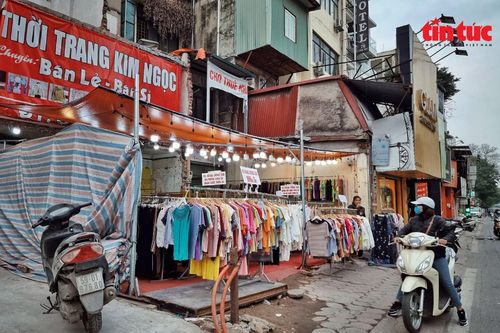 Hà Nội: Tiểu thương phố thời trang tranh thủ 'xả hàng' trước khi bị giải phóng mặt bằng