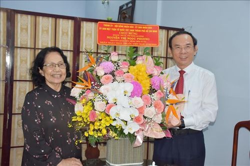 Bí thư Thành ủy TP Hồ Chí Minh thăm, chúc mừng các thầy thuốc tiêu biểu