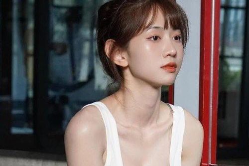 TikToker Lê Bống khoe dáng nơi phi trường