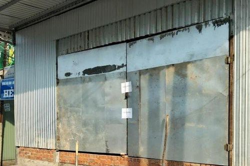 Hai cán bộ bị dân khóa cửa nhốt lại khi kiểm tra công trình