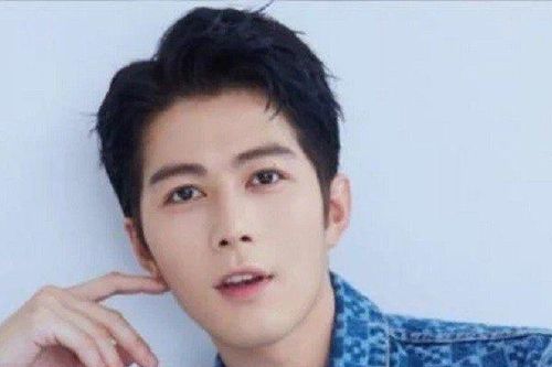Một nam diễn viên gặp nạn bị thương nặng, phải ngồi xe lăn