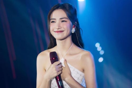 Hòa Minzy bất ngờ 'phủ sóng' khắp mạng xã hội cùng 1 chàng trai?