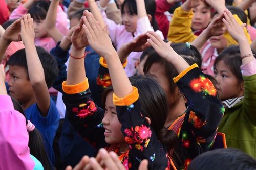 Đem yêu thương về với học sinh vùng cao Mường Đun: Những phần quà nhỏ mang lại niềm vui lớn lao