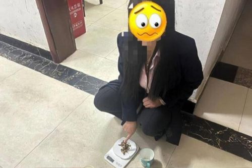 Đang ăn lẩu thì bị cảnh sát ập vào bắt giữ, cô gái 'ngớ người' trước nguyên nhân từ thứ gia vị trong nồi