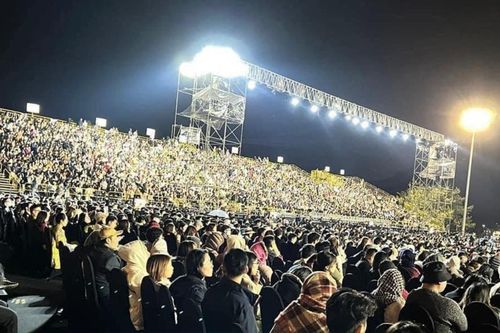 Biển người chật kín tại live-concert của Hà Anh Tuấn