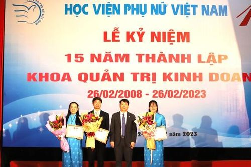 15 năm mang kiến thức quản trị kinh doanh đến với các bạn trẻ
