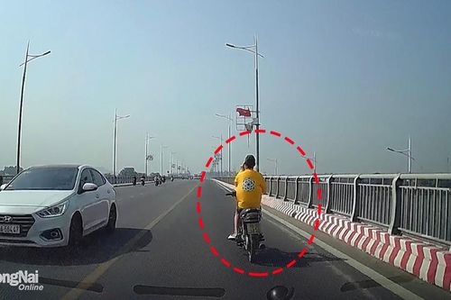 Lưu thông vào đường cấm, lại không đội mũ bảo hiểm