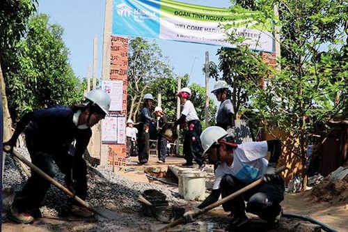 Đoàn tình nguyện viên Nhật Bản hỗ trợ người dân xây nhà