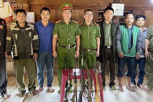 Phát huy vai trò già làng vận động, thu hồi vũ khí, vật liệu nổ