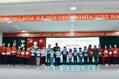 Trường Đại học Kỹ thuật-Hậu cần CAND tặng quà cho gia đình chính sách, học sinh nghèo học giỏi