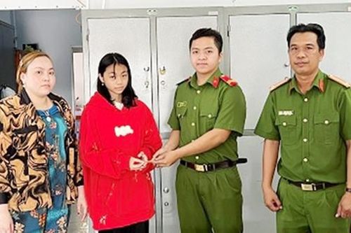 Chơi thể thao, chiến sĩ nghĩa vụ nhặt được lắc tay vàng