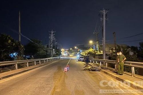 Dân đuổi theo xe chở rác cán chết người nhưng không dừng lại