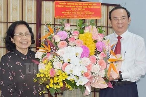 Lãnh đạo TPHCM thăm, chúc mừng các thầy thuốc tiêu biểu