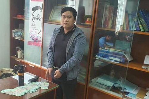 Vây bắt thanh niên cầm bình xịt hơi cay xông vào cửa hàng cướp tiền