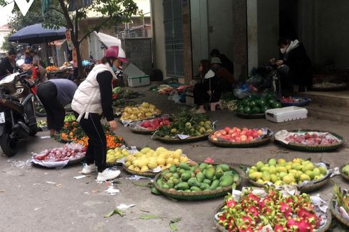 Ngang nhiên bày bán lấn chiếm vỉa hè, lòng đường ở Hà Nội
