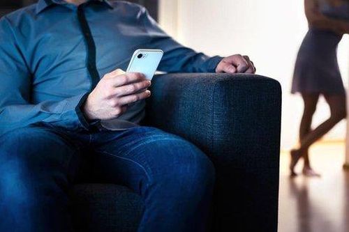 Thuê phụ nữ xinh đẹp tán tỉnh chồng để kiểm tra độ chung thủy
