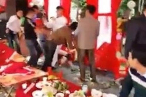 Đánh nhau trong đám cưới, nam thanh niên bị người cùng thôn đâm thủng phổi