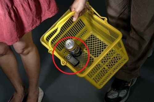 Lại phát hiện đối tượng 'kiếm sống' bằng nghề rao bán clip quay lén phụ nữ, địa bàn hoạt động là các trung tâm thương mại, thu về hơn 1 triệu USD